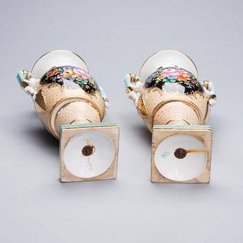 URNOR, ett par, porslin, Sèvres-liknande märke, Frankrike, 1800-tal.