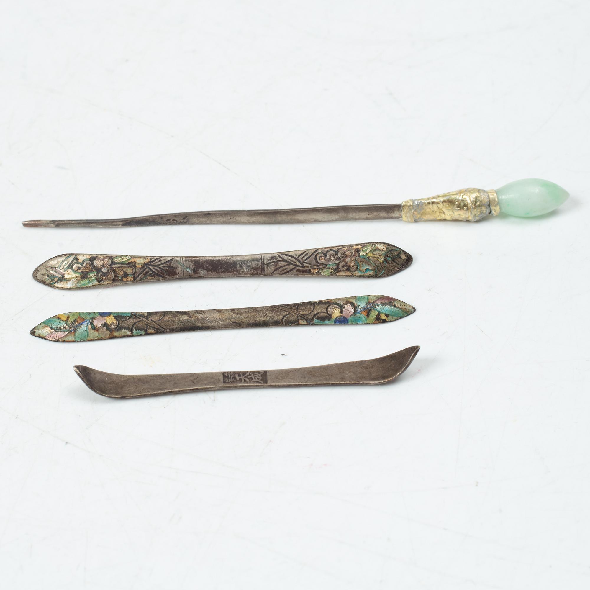 Amuletter, fyra stycken, vitmetall samt fyra hårsmycken delvis i silver, Kina, 1900-tal.