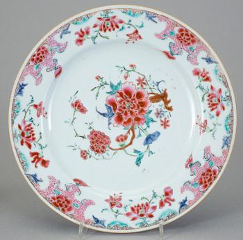 SÅSSNIPA SAMT TALLRIK. Porslin, Kina, Qianlong (1736-95).