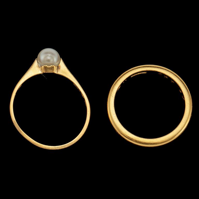 RINGAR, 2 st, guld varav en med odlad pärla, Göteborg, 1900-talets mitt. Tot vikt 7 g.