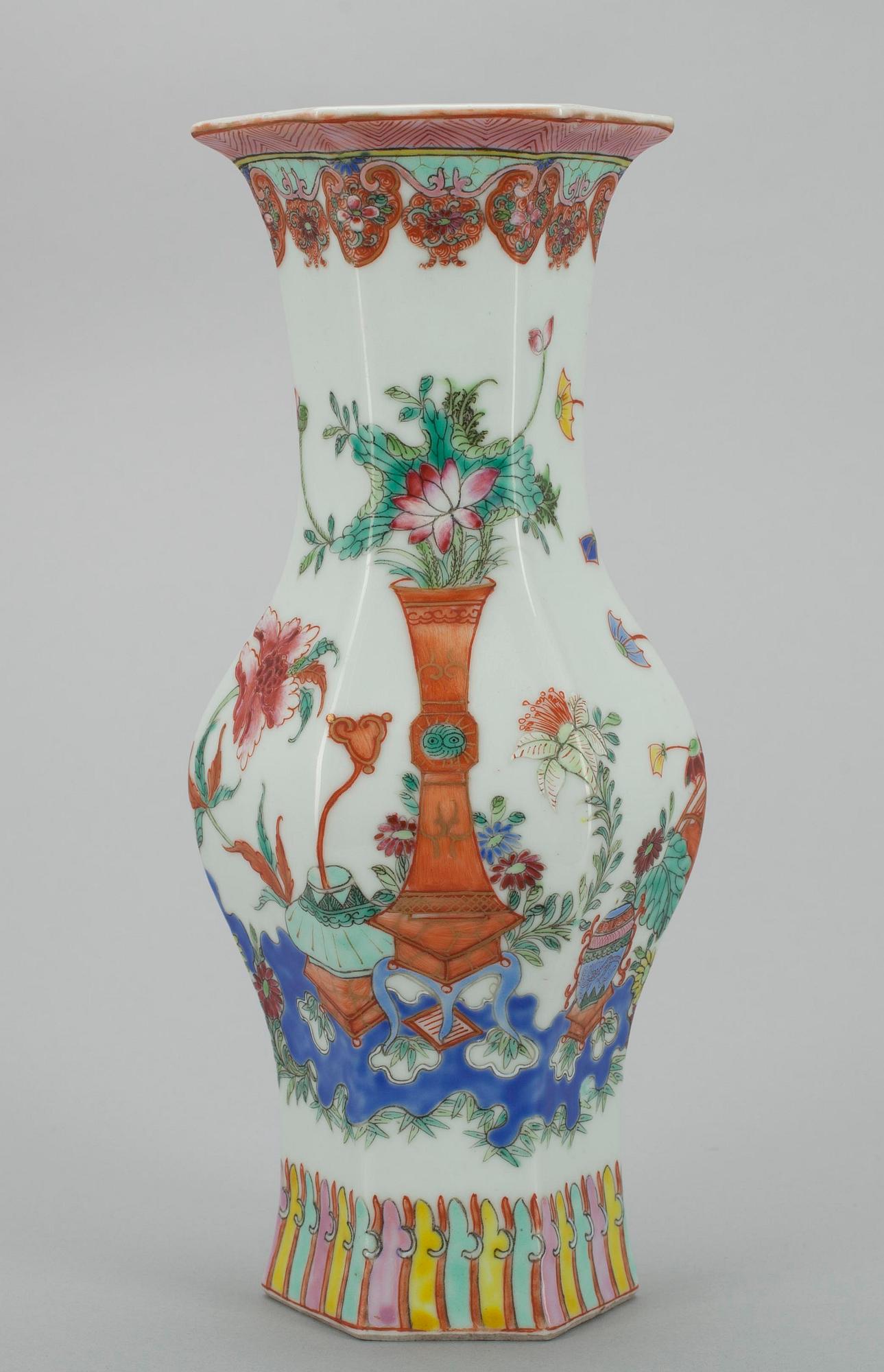 VAS, porslin, Kina ca 1900.