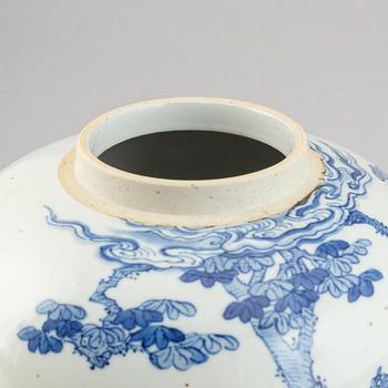 A large blue and white jar, Qing dynasty, 19th Century.