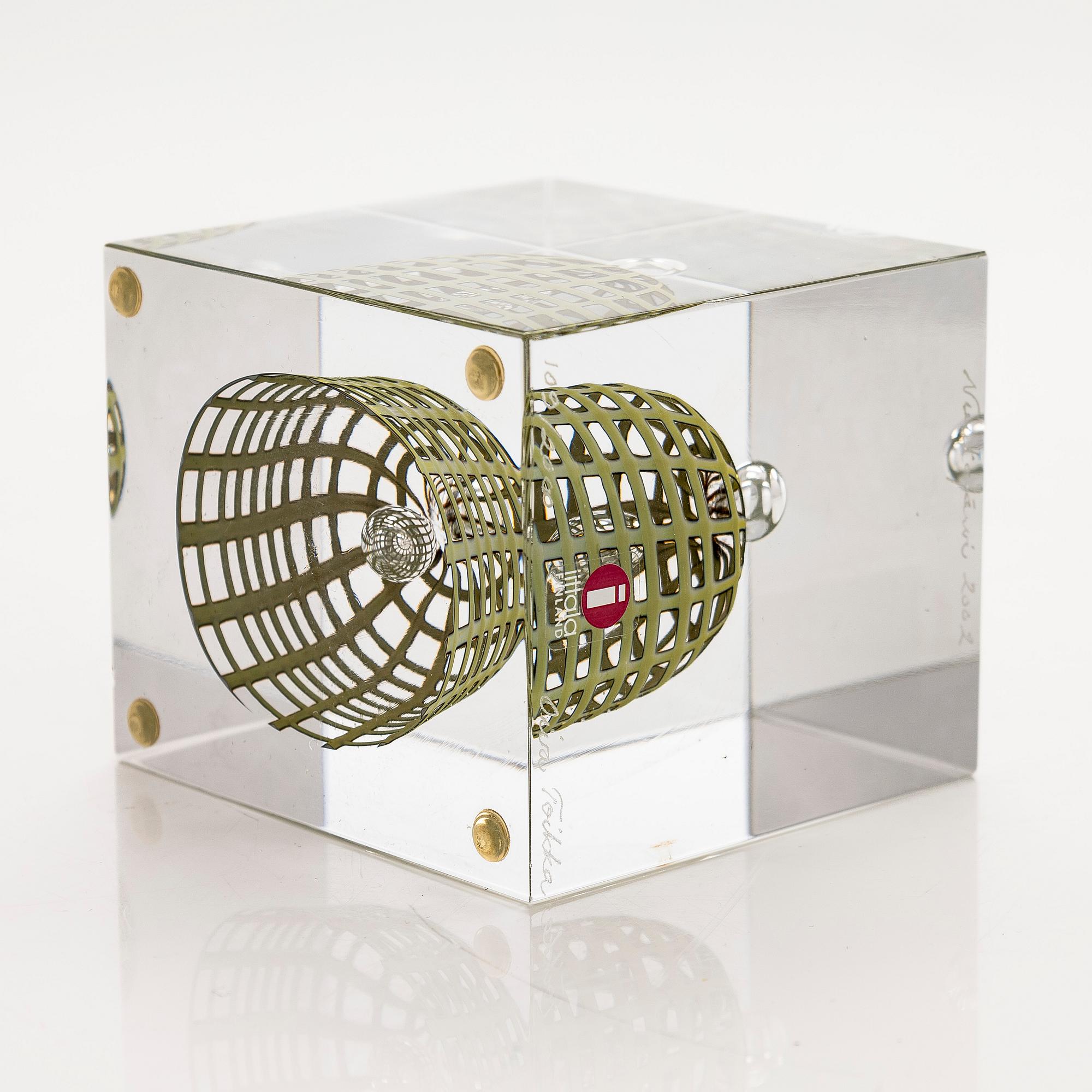 Oiva Toikka, årskub, signerad Oiva Toikka, Nuutajärvi 2002, numrerad 109/2000.