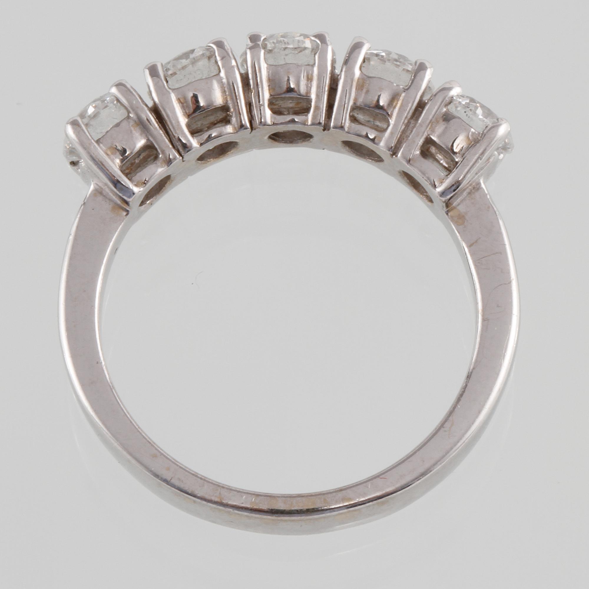 RING, 18k vitguld med 5 briljantslipade diamanter, 1.69 ct. Vikt 3,3 g.