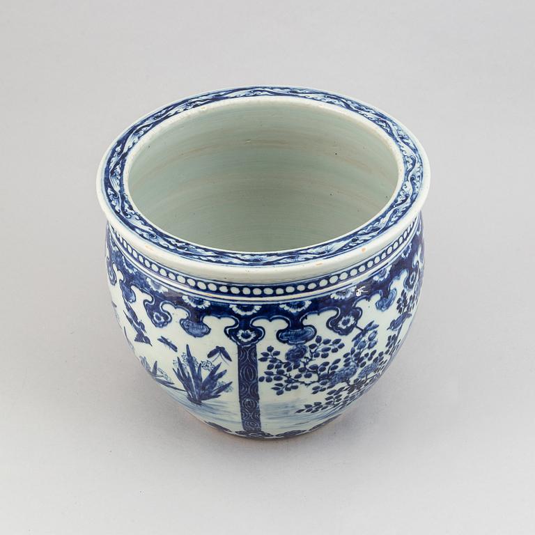 A large blue and white flower pot, Qing dynasty, 19th Century.