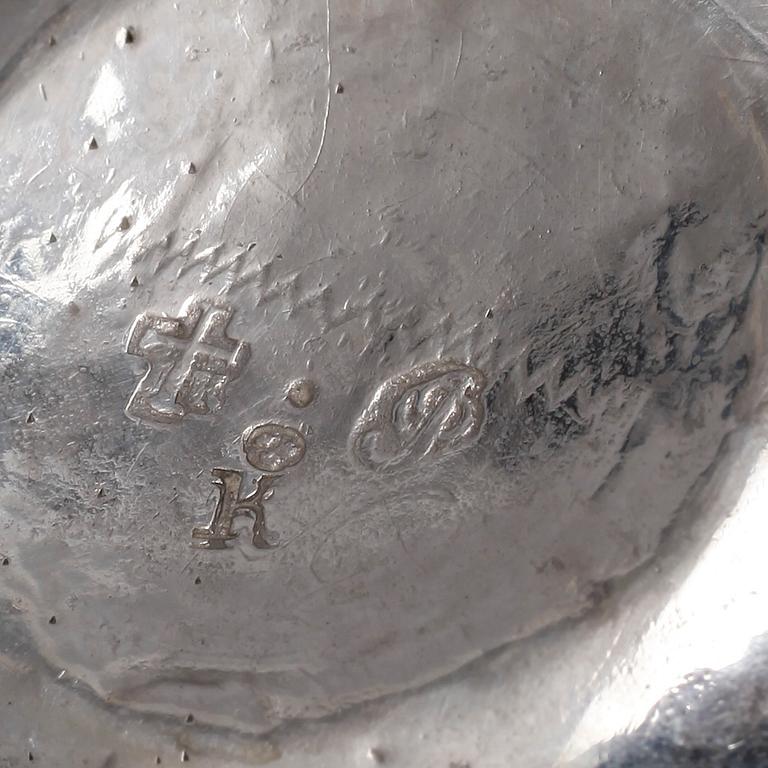TUMLARE 4 st SAMT BÄGARE, silver, olika mästare, otydliga stämplar, bla trol Petter Julin, Köping 1768. Tot ca 79 gram.