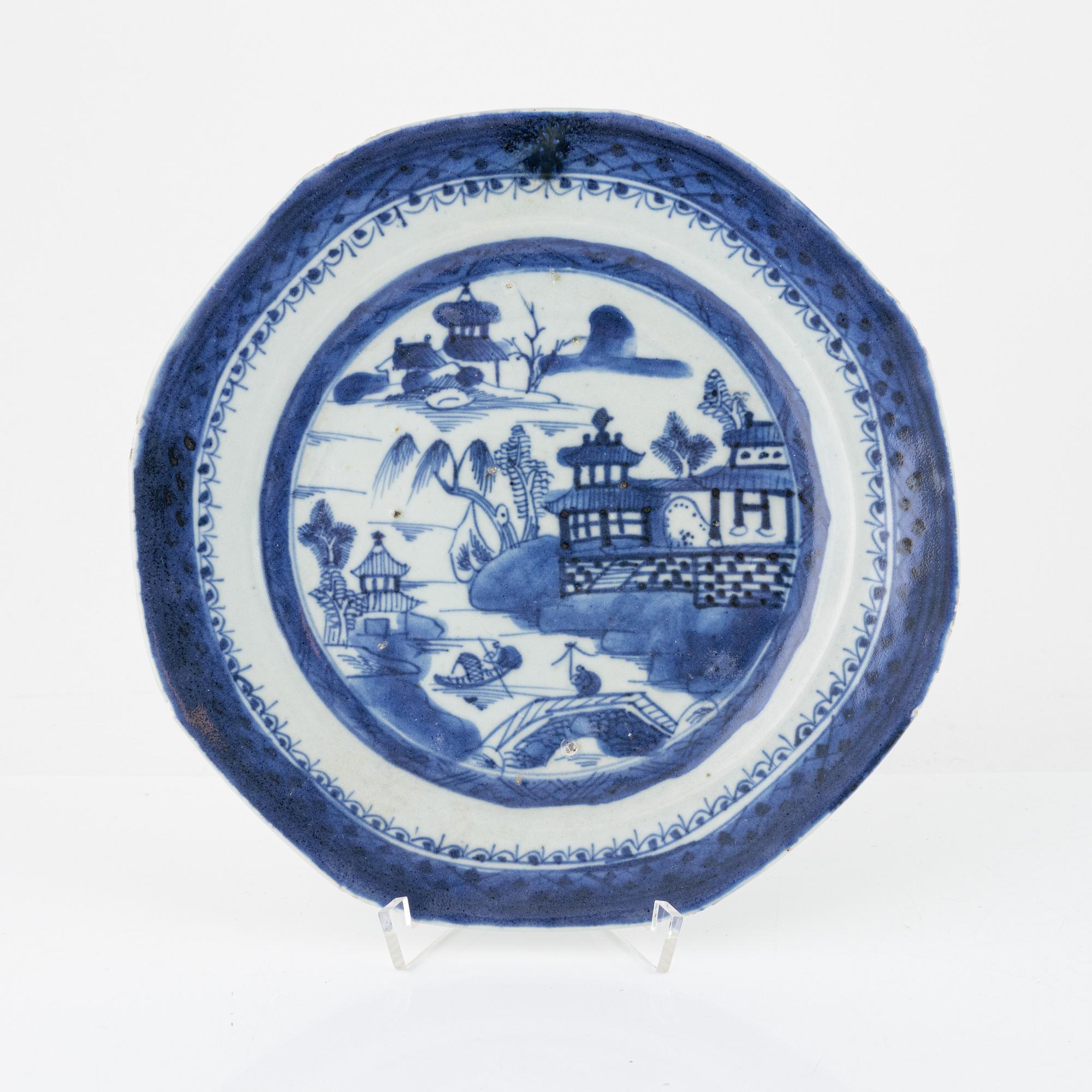 Tallrikar, 11 stycken samt flaska, porslin. Qingdynastin, 1800-tal.