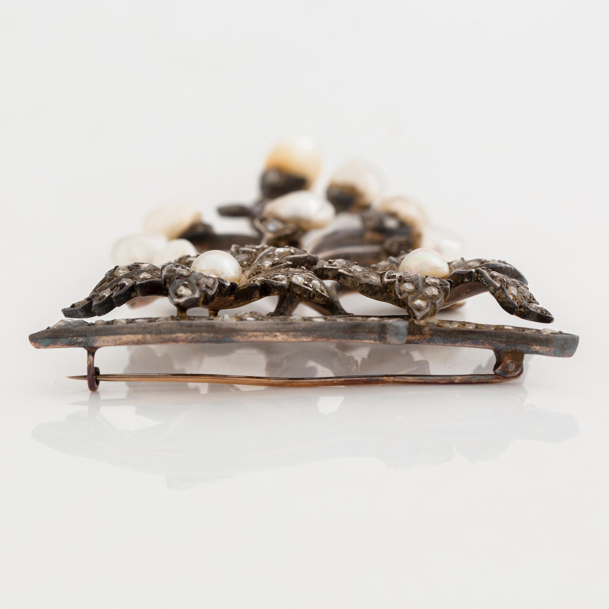 Brosch blomma med rosenslipade diamanter och pärlor.