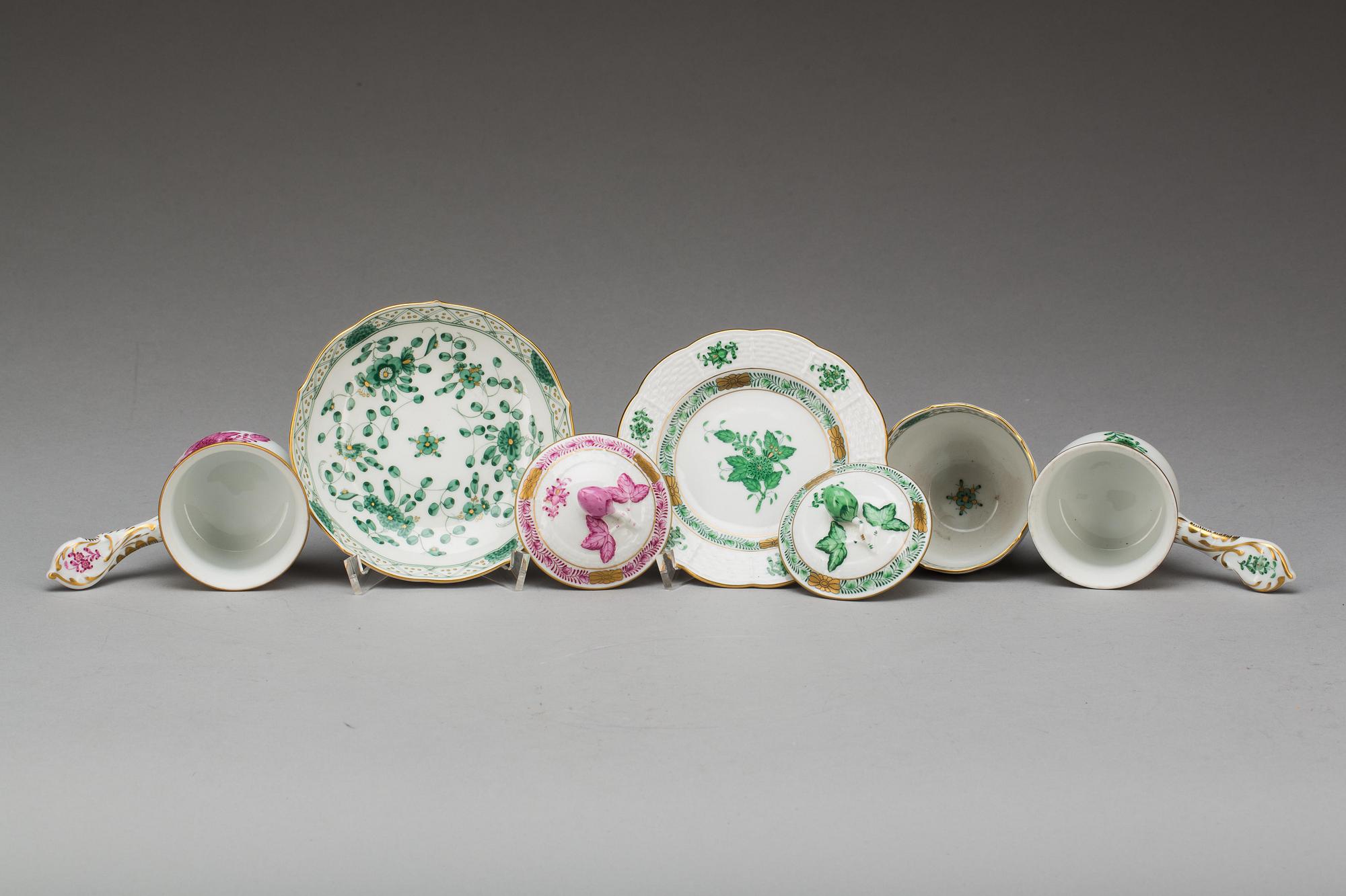 KOPP PÅ FAT och CREMEKOPPAR, 2 st. Porslin, Meissen resp. Herend.