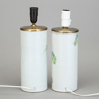 BORDSLAMPOR/PERUKVASER, porslin, Kina, omkr år 1900.