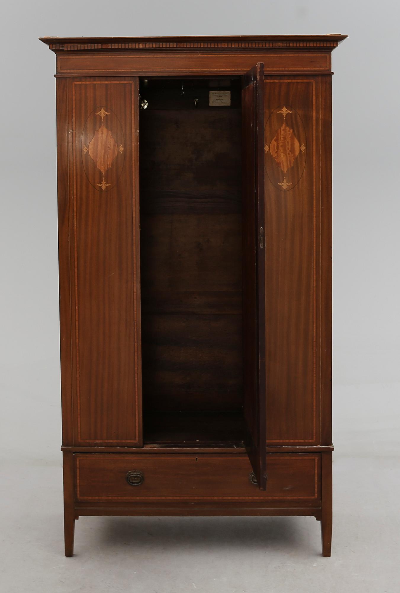 KLÄDSKÅP, England, 1900-talets första hälft.