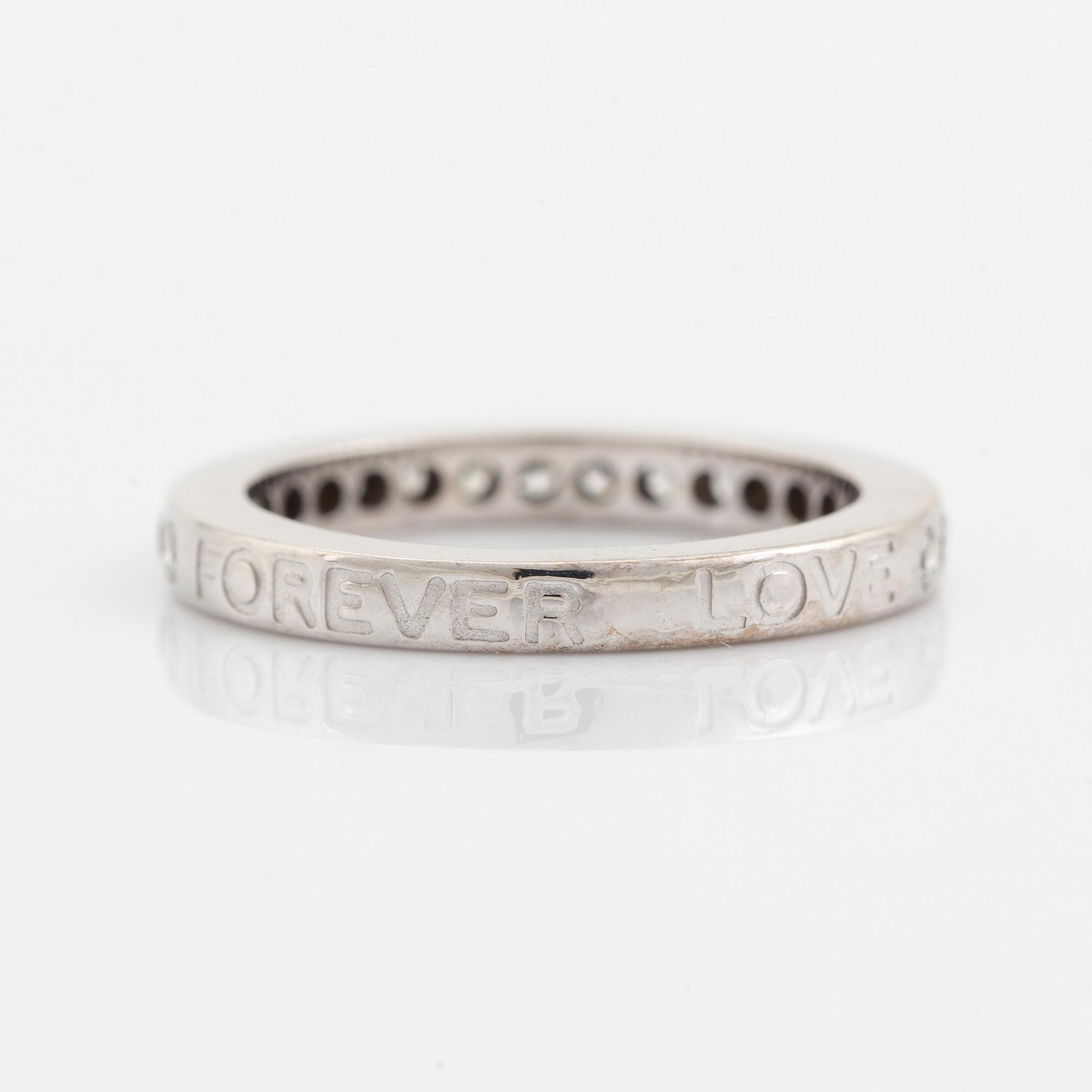 Ole Lynggaard, Charlotte Lynggaard, "Forever Love Ring", vitguld med briljantslipade diamanter.