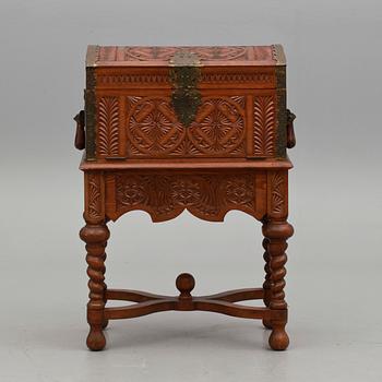 BESTICKSSCHATULL PÅ BENSTÄLLNING, barockstil, 1900-tal.