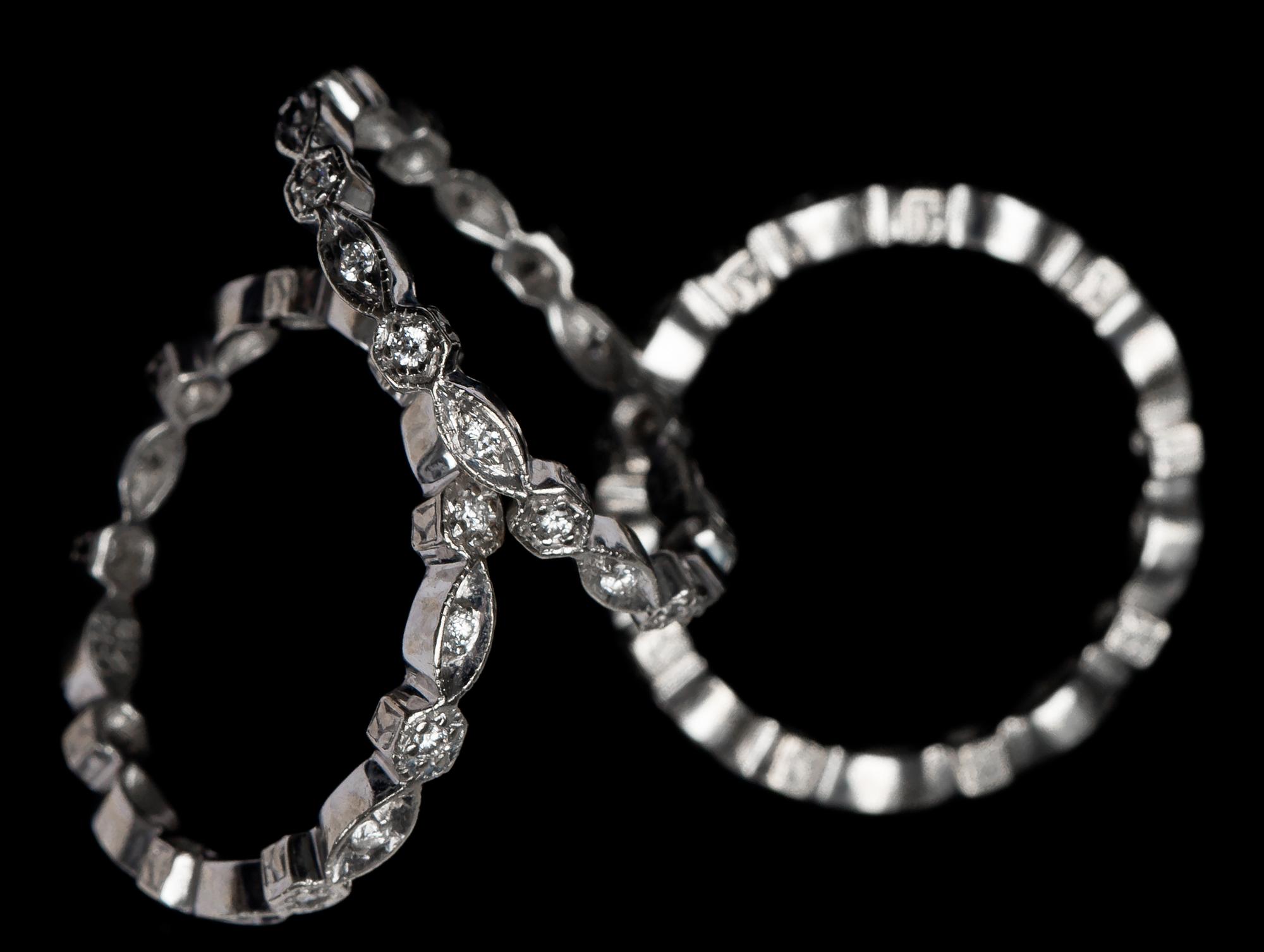 RINGAR, 3 st, 18 k vitguld med diamanter totalt ca 0.39 ct. Totalvikt ca 6 g.