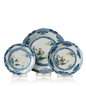 743. A part dinner service, Qing dynasty, Qianlong (1736-95). (19 pieces).