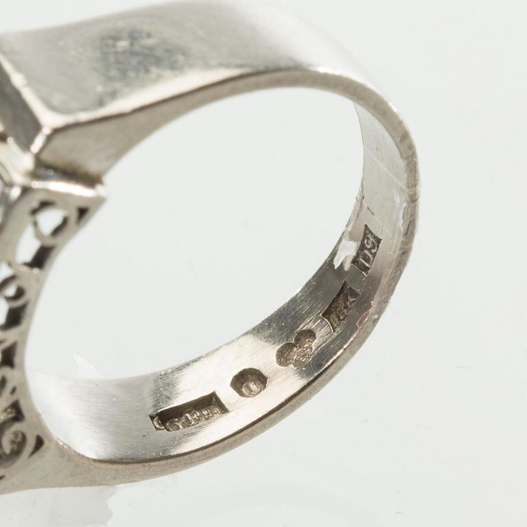 RING, 18 k vitguld med diamanter ca 0.50 ct samt smaragd ca 0.40 ct. Gunnar Fahlström, Stockholm, 1954. Vikt ca 9 g.