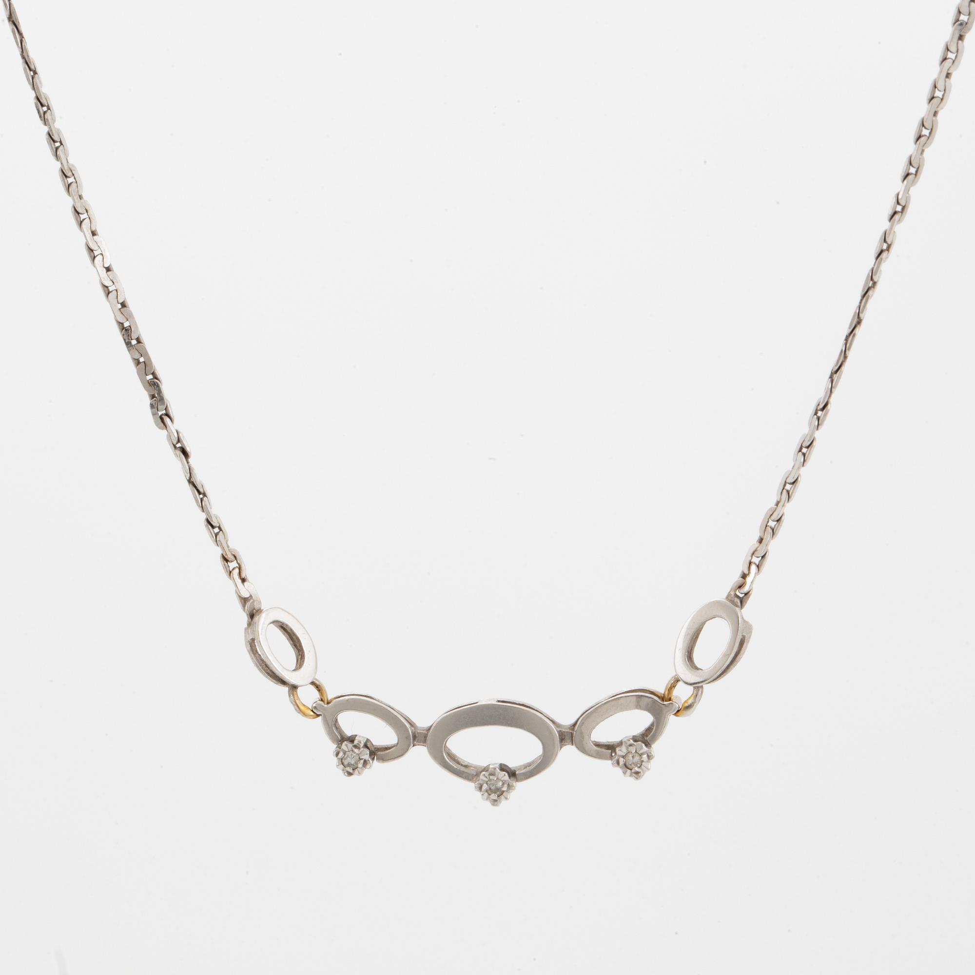 Collier, 18K vitguld med 3 mindre briljantslipade diamanter .