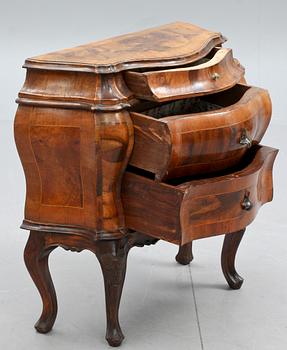 BYRÅ, rokokostil, troligen Italien. 1900-talets första hälft.