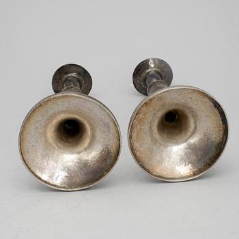 LJUSSTAKAR, ett par, silver, otydliga stämplar, troligen Österrike/Ungern, 1800-talets första hälft. Vikt ca 408 gram.