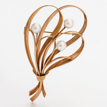 A 14K gold brooch with cultured pearls. Westerback, Helsinki 1954.