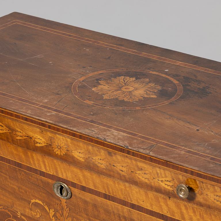 Chest of drawers, Italy, Louis XVI, circa 1800.