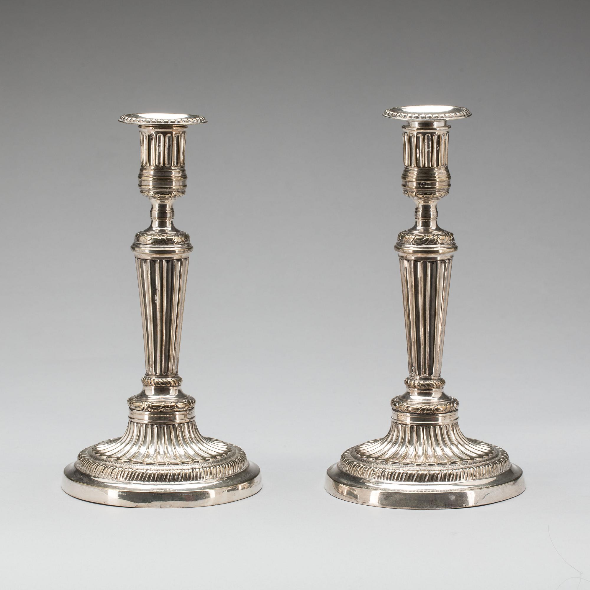 LJUSSTAKAR, ett par. Försilvrade, gustaviansk stil. 1900-tal.