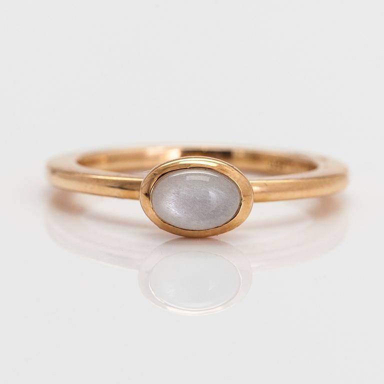 Efva Attling, sormus, "Love bead ring", 18K kultaa ja kuukivi.