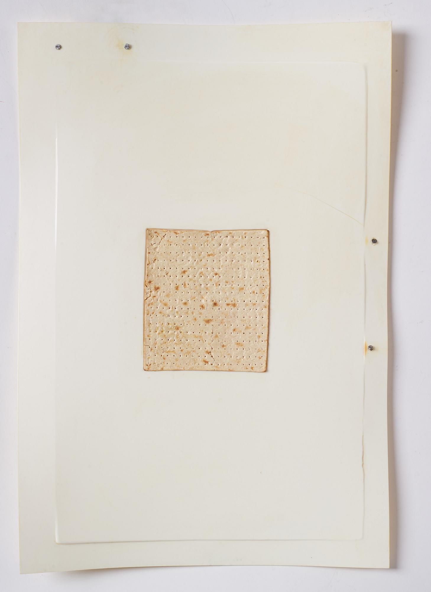 Helen Marten, vacuum format matzoh bröd, ABS plast, rostfritt stål. 2010.