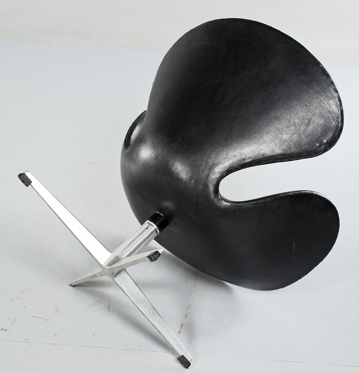 FÅTÖLJ, "Svanen", Arne Jacobsen, Fritz Hansen, 1900-talets andra hälft.