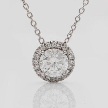 COLLIER med briljantslipade diamanter totalt ca 1.24 ct. Mittsten 1.01 ct med kvalitet F/SI2. Certifikat från GIA.