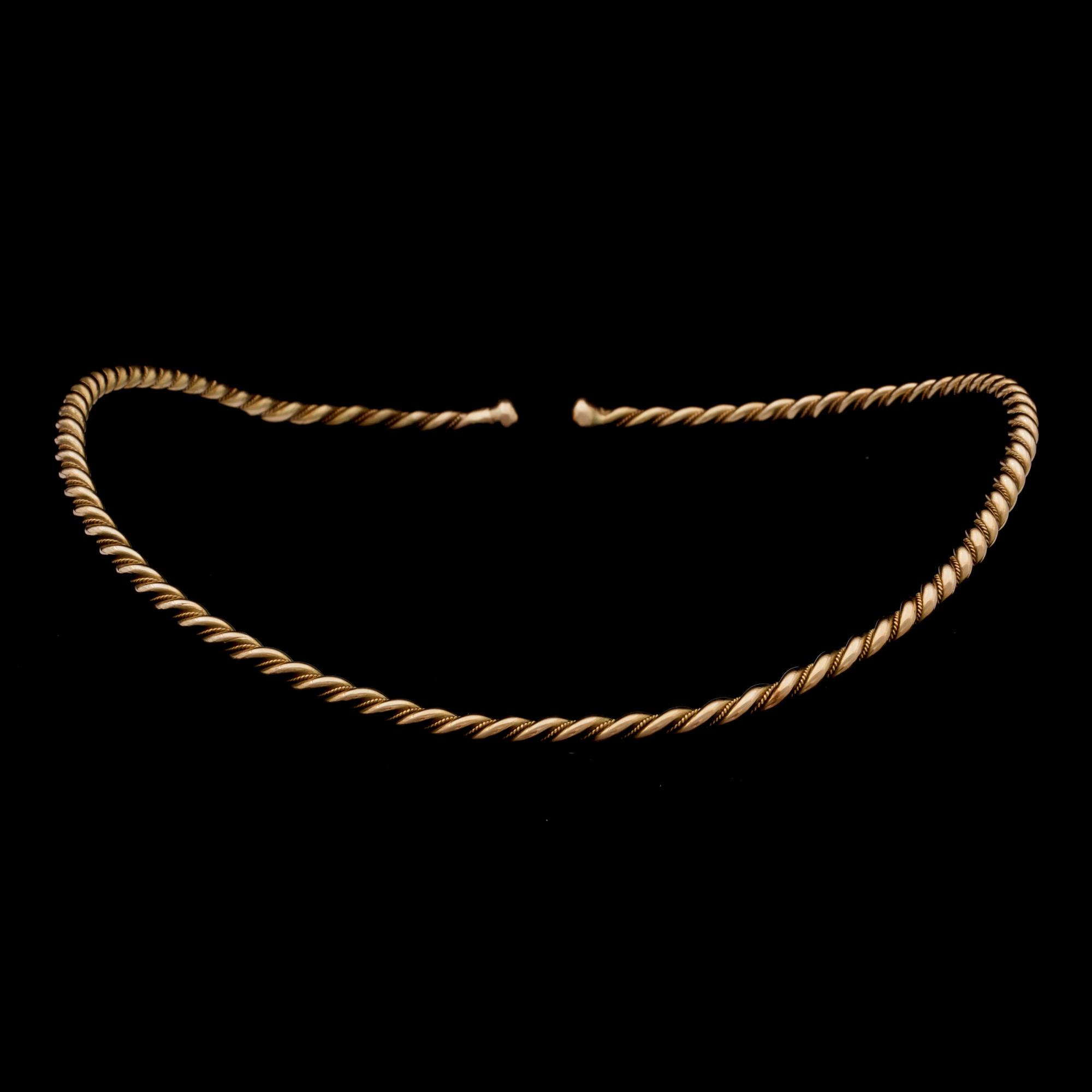 HALSRING, forntida stil, Guldsmedjan Odd Magnusson, Visby. Vikt ca 85 gram .
