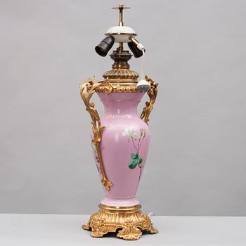 BORDSLAMPA, porslin samt förgylld brons, troligen Frankrike, 1800-talets slut.