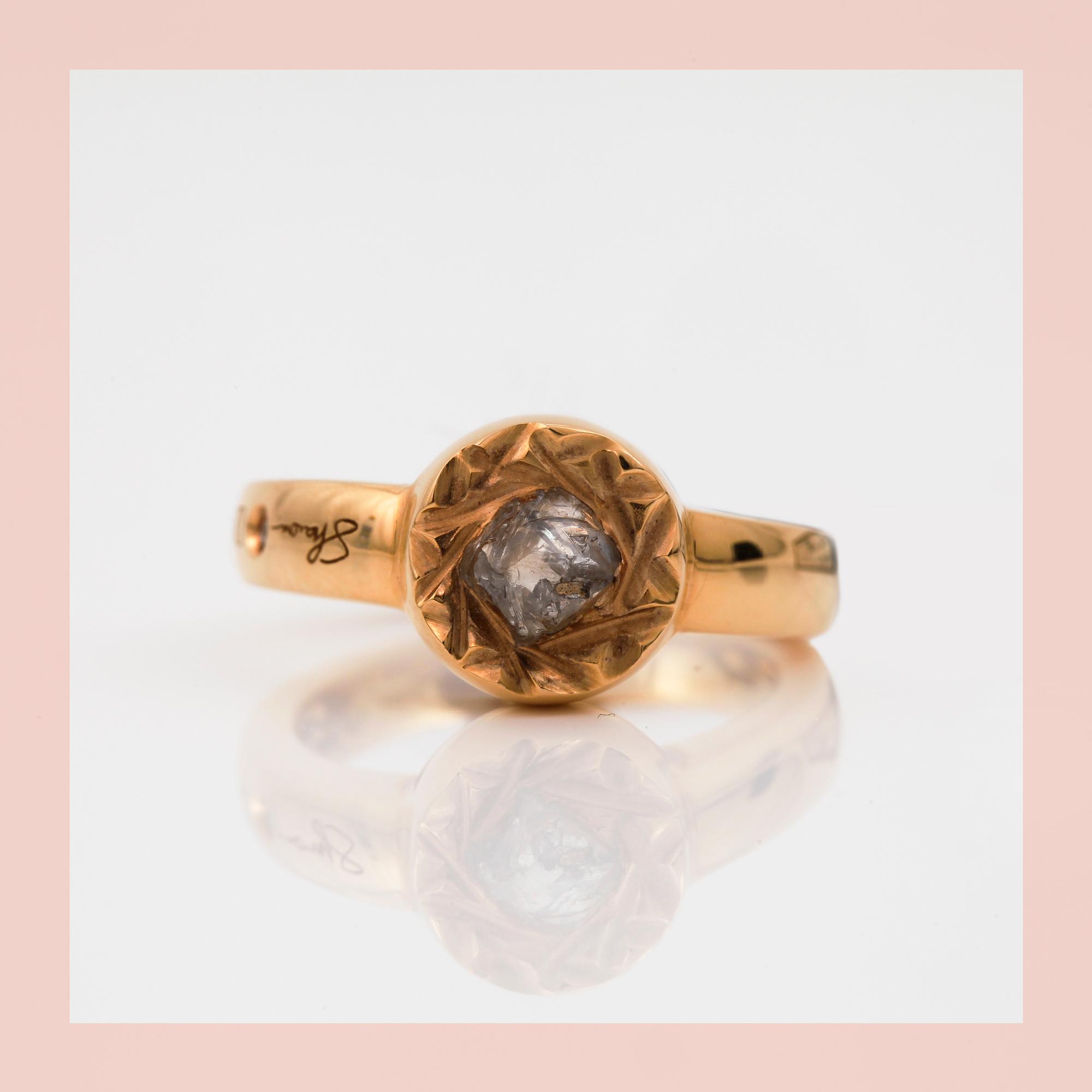 RING, Damiani och Sharon Stone kollektion "Maji", Italien. Rosa guld med en oslipad diamant.