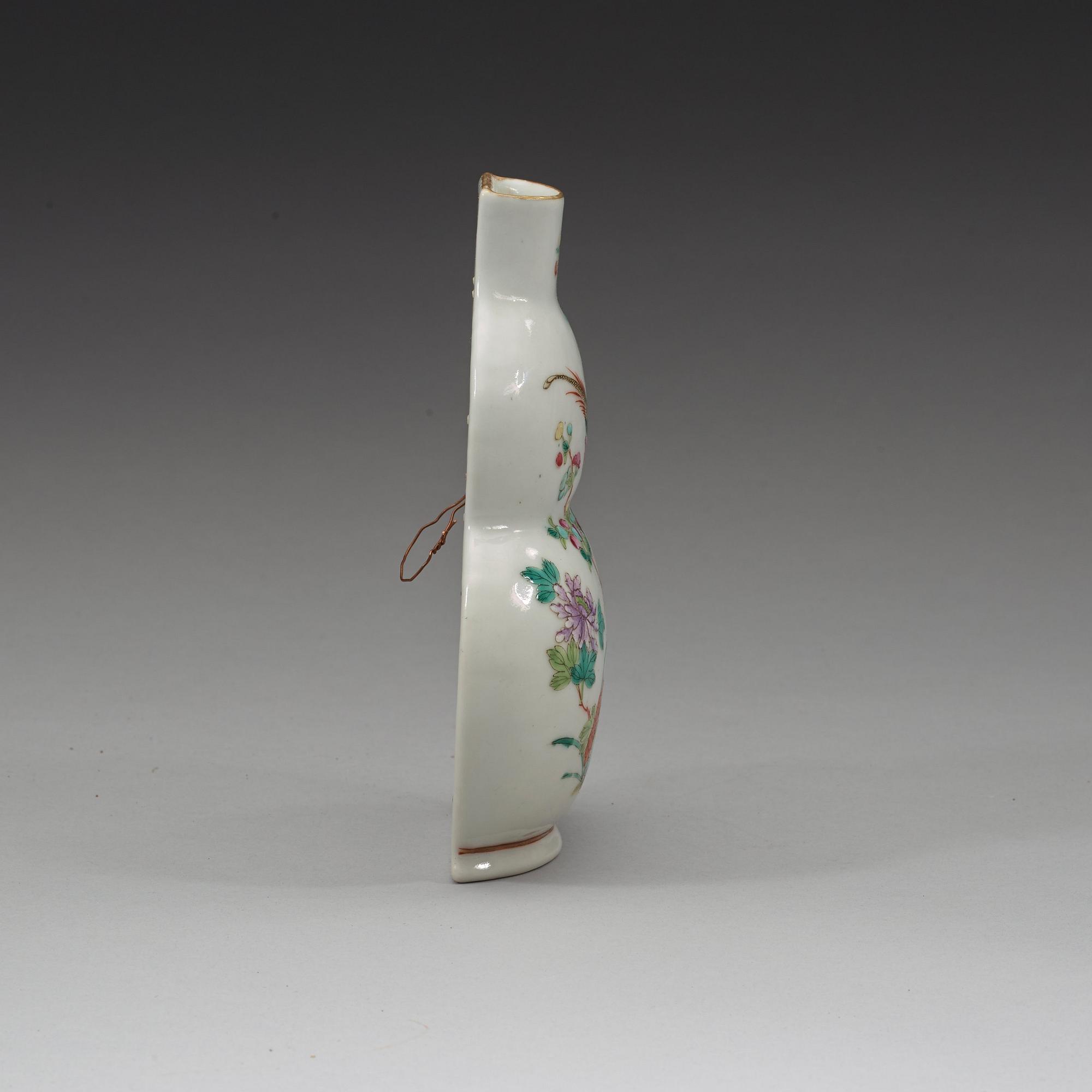 VÄGGVAS, porslin. Sen Qingdynasti, 1800-tal.