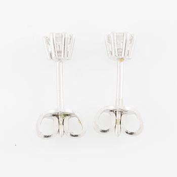 A pair of earrings in 18K gold set with round brilliant-cut diamonds.