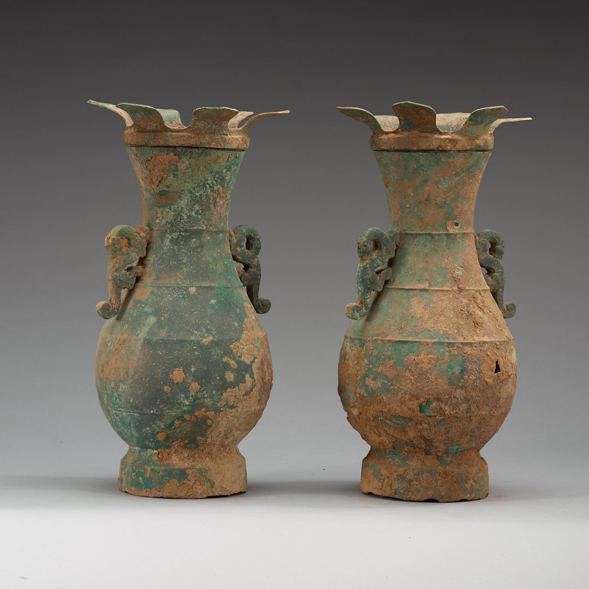 VASER, ett par, brons. Hu form, Arkaiserande, troligen Warring States/Han dynastin (481 f.Kr-220 e.Kr.).