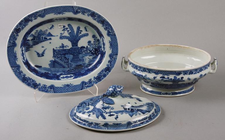 TERRIN MED LOCK OCH FAT. porslin, Kina, Qingdynastin, Qianlong (1736-95).