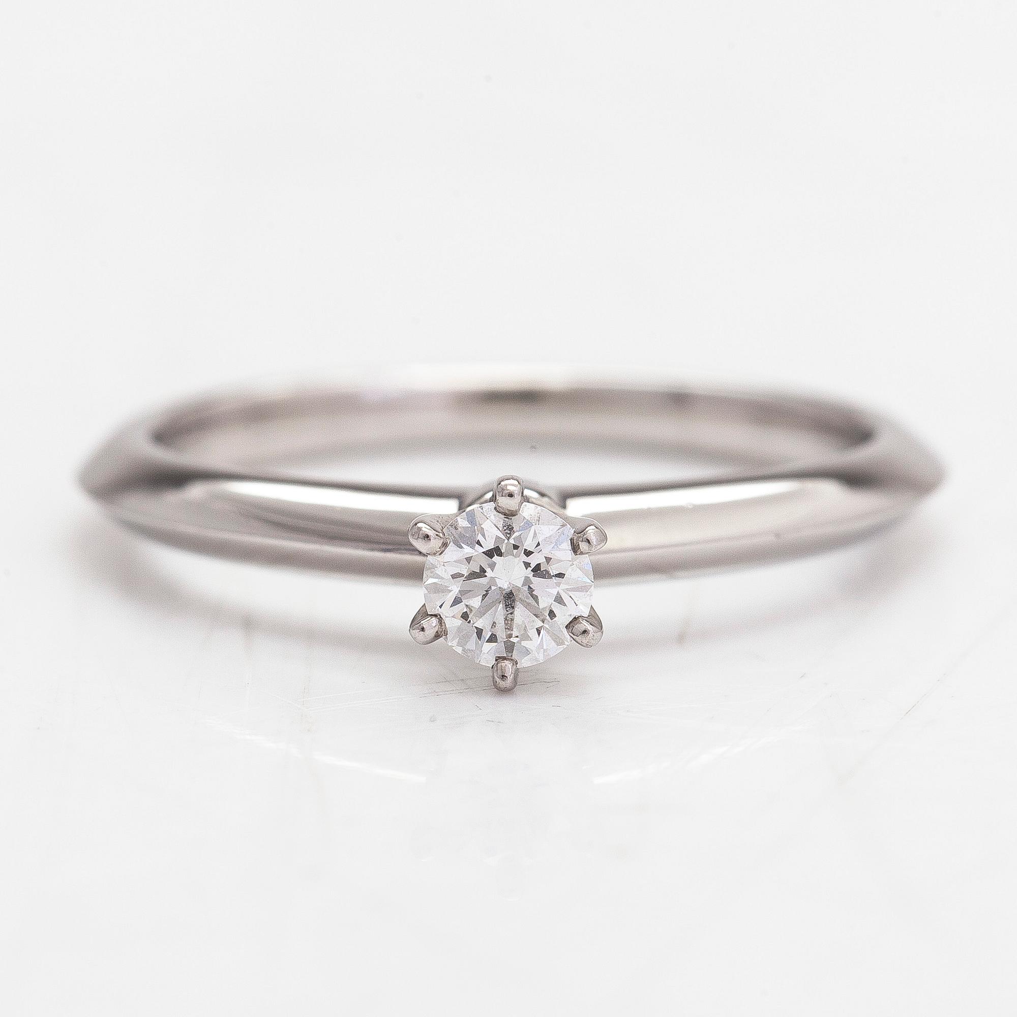 Tiffany & Co, ring, platina med en briljantslipad diamant 0.20 ct. Med certifikat.
