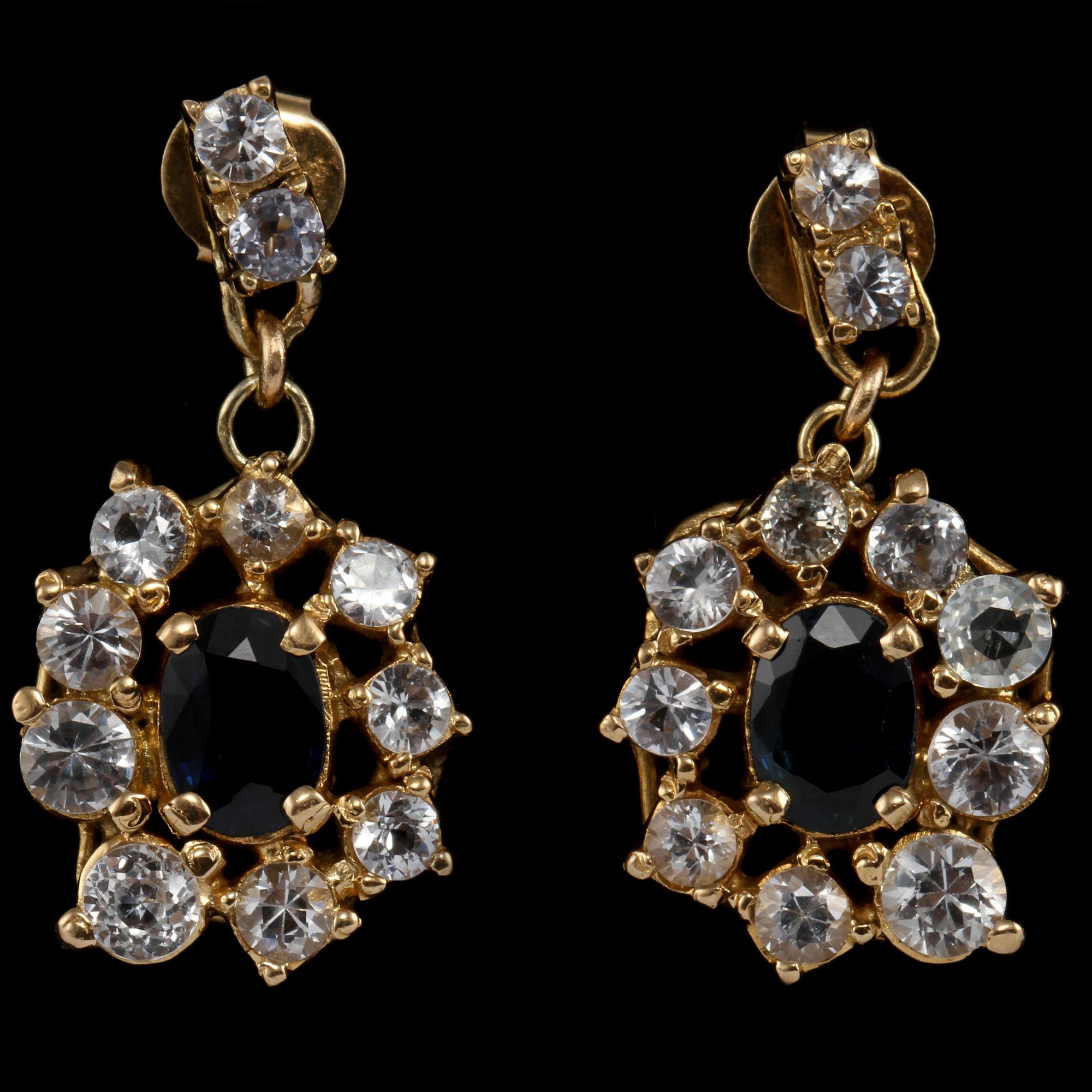 GARNITYR, 4 delar, 18k guld med fasettslipade stenar, sekelskifte 1900/2000-tal. Vikt 25 g.