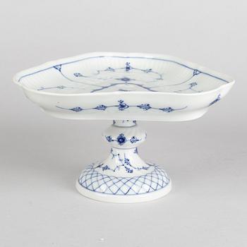 A 'Blue Fluted' / 'Musselmalet rifflet' porcelain centerpiece bowl, Royal Copenhagen, 1870-1890.