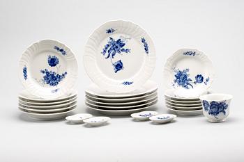 SERVISDELAR, 23 st, porslin, "Blå blomst", Royal Copenhagen, 1900-talets andra hälft.