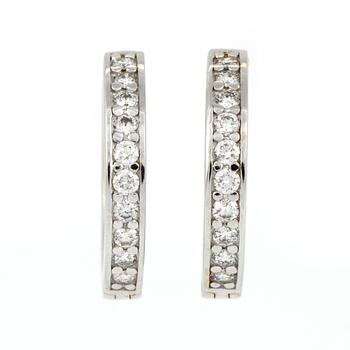 ÖRHÄNGEN, ett par, 14K vitguld med briljantslipade diamanter tot ca 0,40 ct. Vikt 5,38 g.