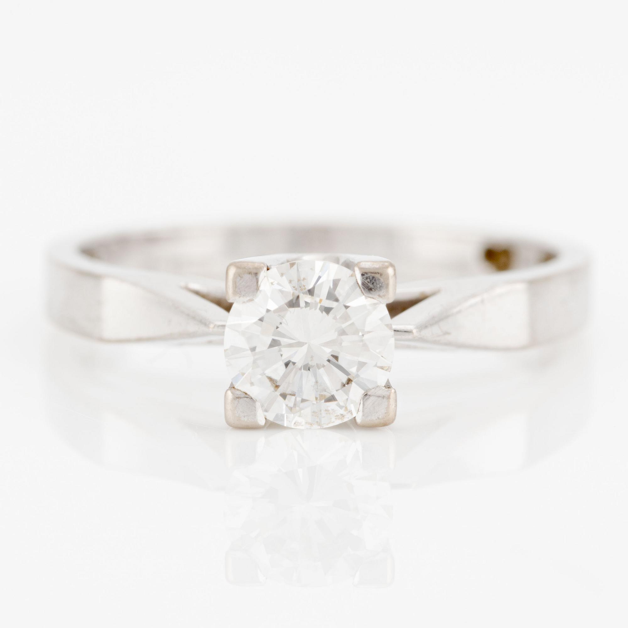 Ring 18K vitguld med briljantslipad diamant 0.61 ct enligt gravyr.