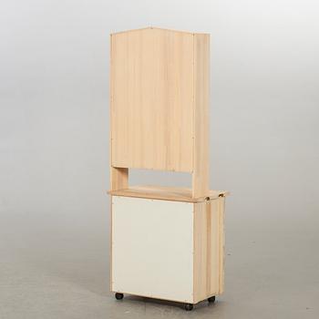 OLOF PIRA, VITRINSKÅP MED UNDERDEL, ur serien "Solid Form" samt "Blå Rand".