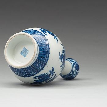 A blue and white 'garlic-head' vase, Qing dynasty, with Qianlongs mark.