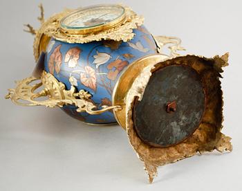 BORDSUR, mässing och porslin, rokokostil, sent 1800-tal.