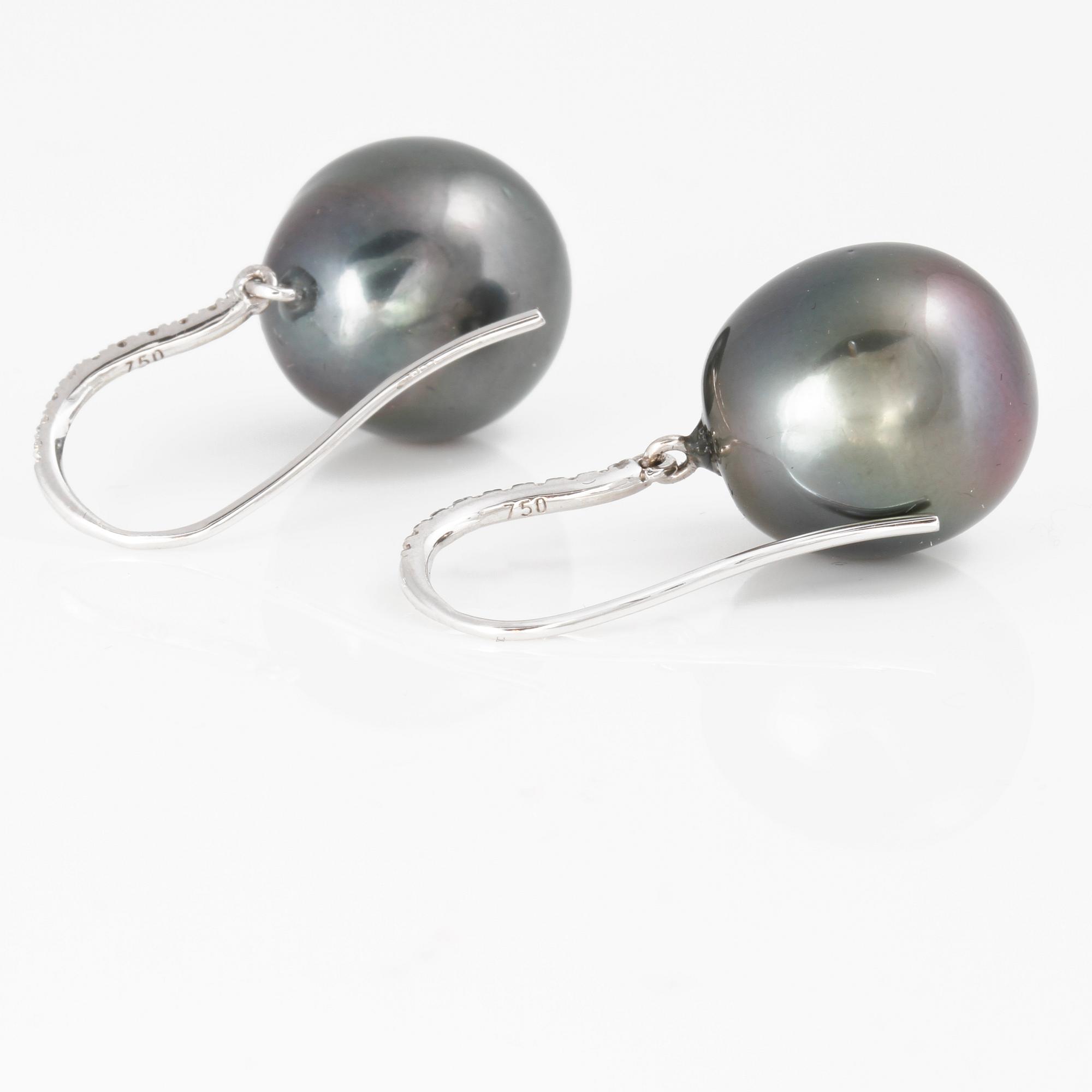 ÖRHÄNGEN, 1 par, med odlade Tahitipärlor och 18 briljantslipade diamanter.