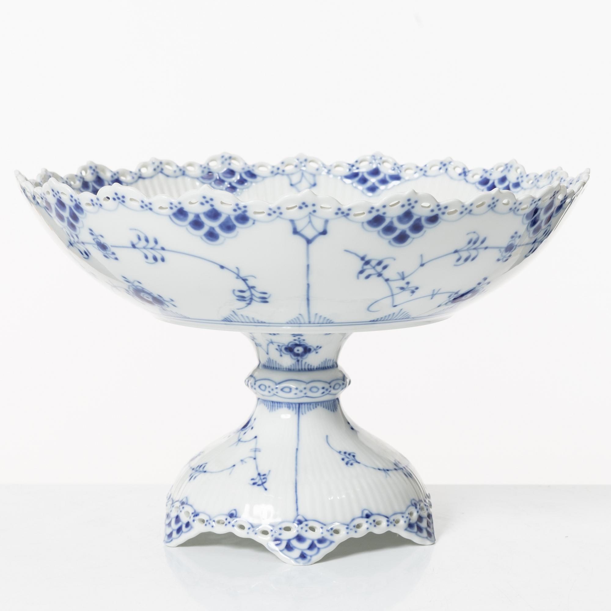 Royal Copenhagen, Bowl on foot, "Musselmalet Helblonde", Denmark, 1979-83.