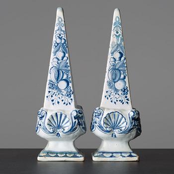 OBELISKER, ett par, fajans. Rörstrand märkta Stockholm, 1700-tal.