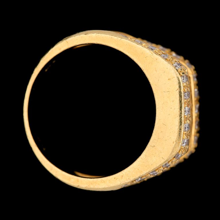 RING, blå safirer, tot. 1.12 ct och briljant- och carréslipade diamanter tot ca1 ct.